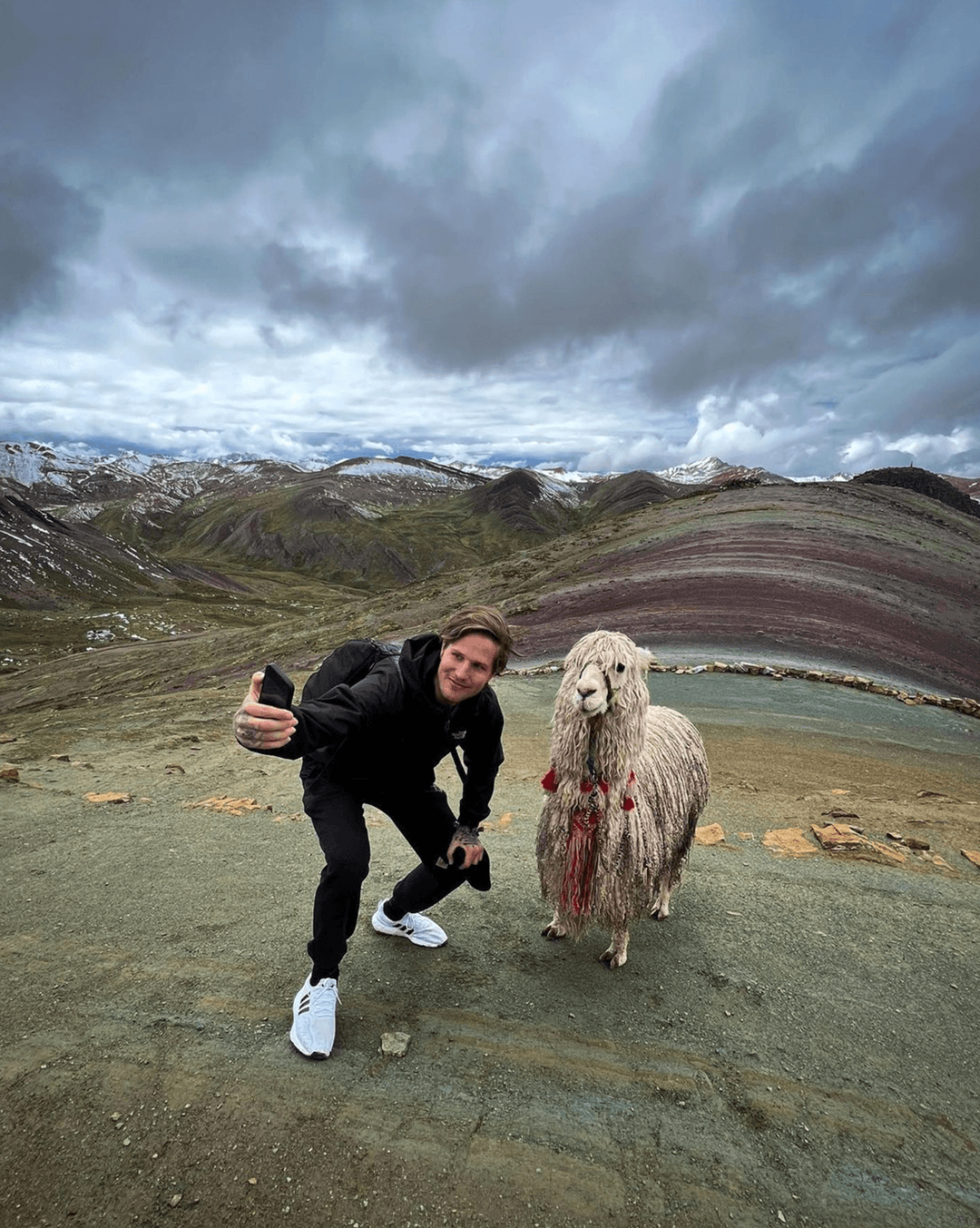 Image of Jesper in peru taking a selfie with a llama